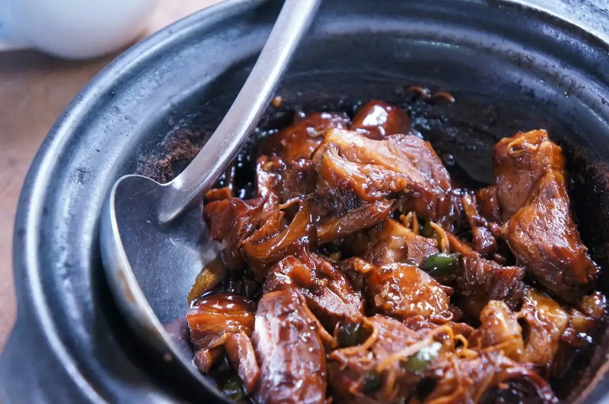Carne de porco cozida em molho escuro