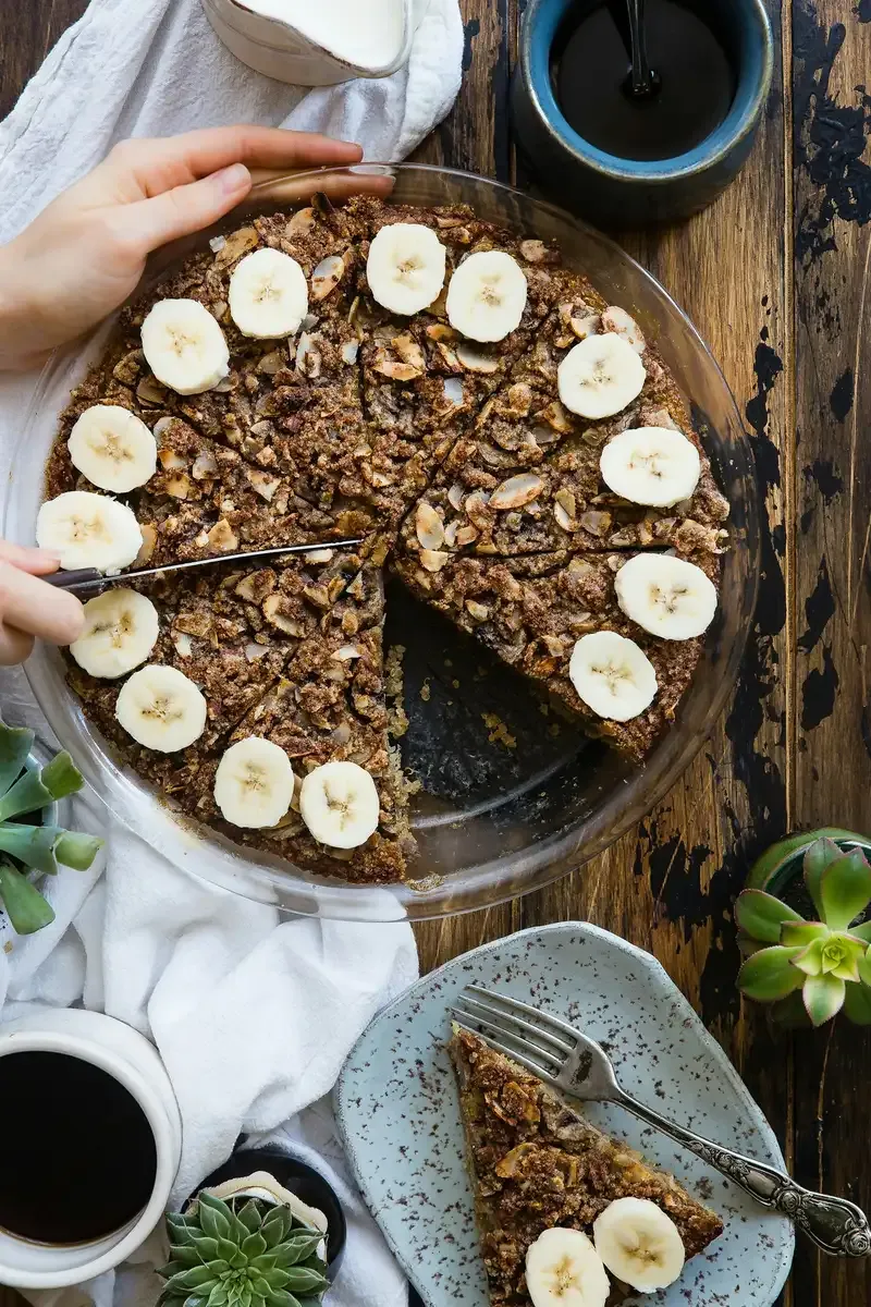 Cuca com rodelas de banana e farofa crocante