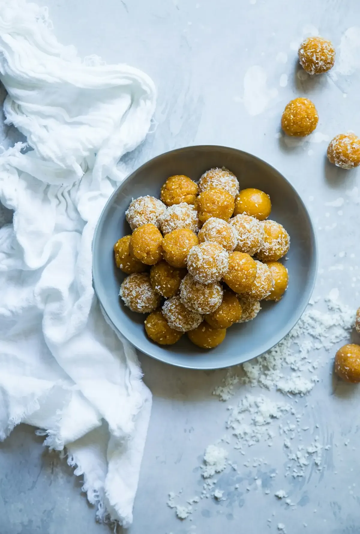 Bolinhas douradas em tigela