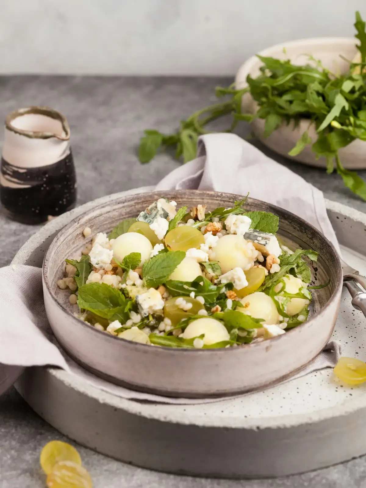 Salada com cubos de maçã e folhas