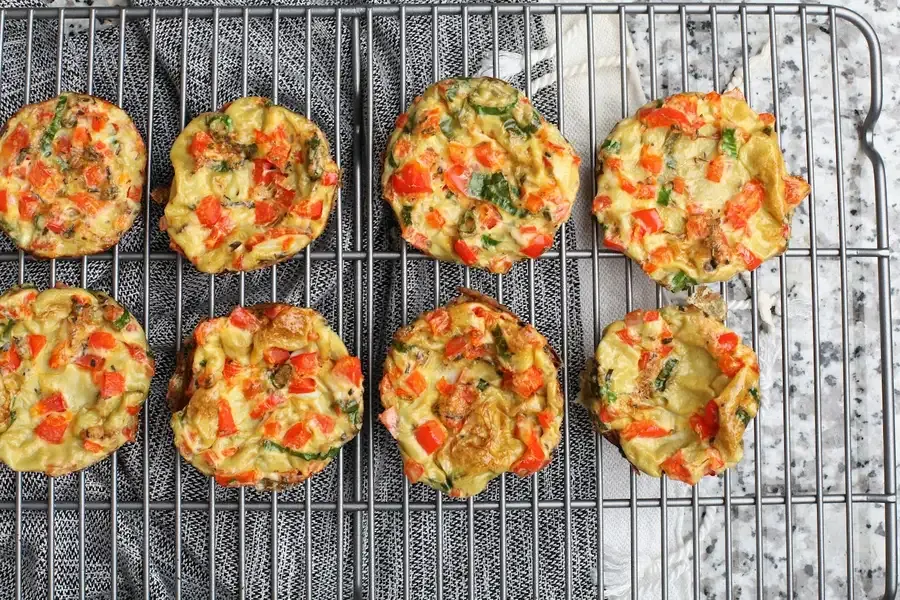 Muffins salgados com legumes na grade