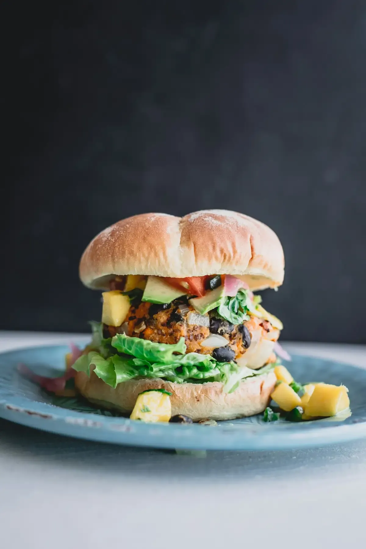 Hambúrguer vegetal no pão com folhas