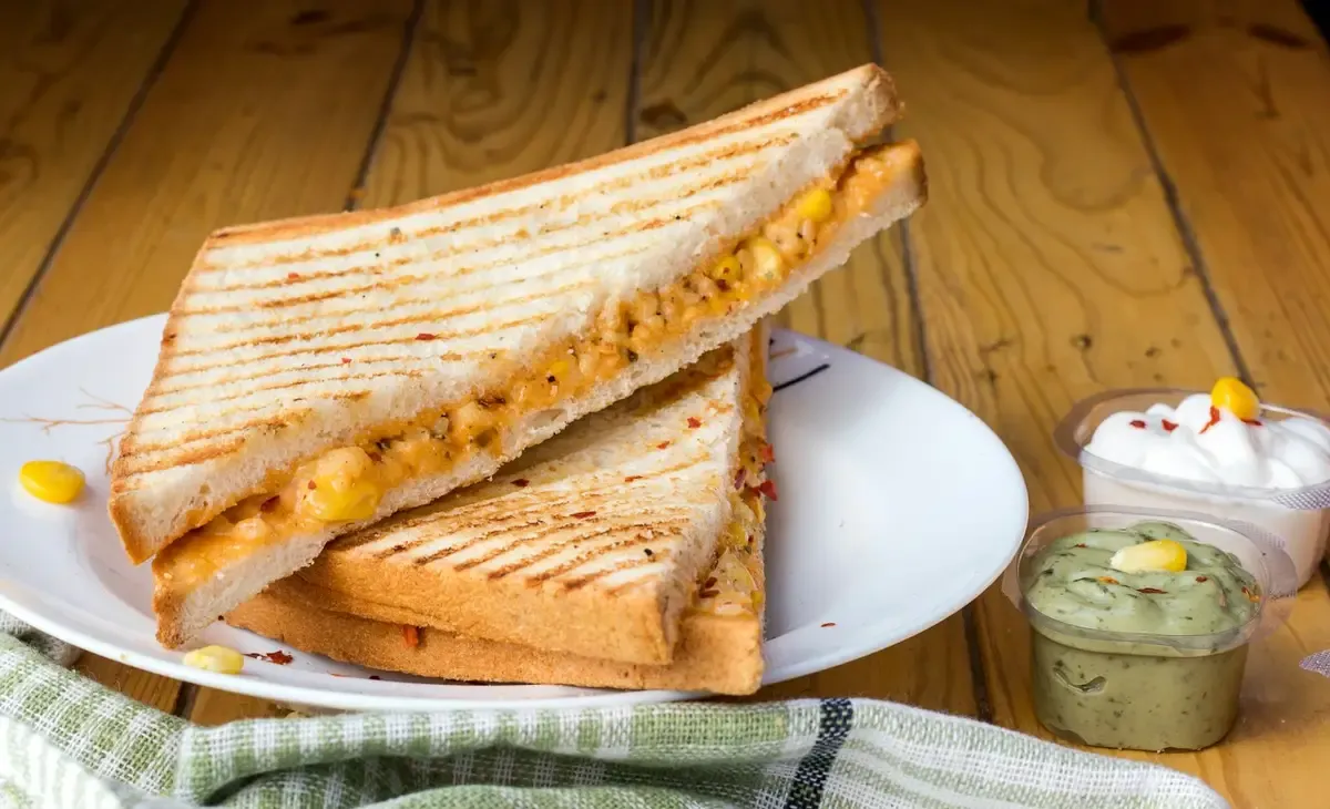 Sanduíche quente de queijo