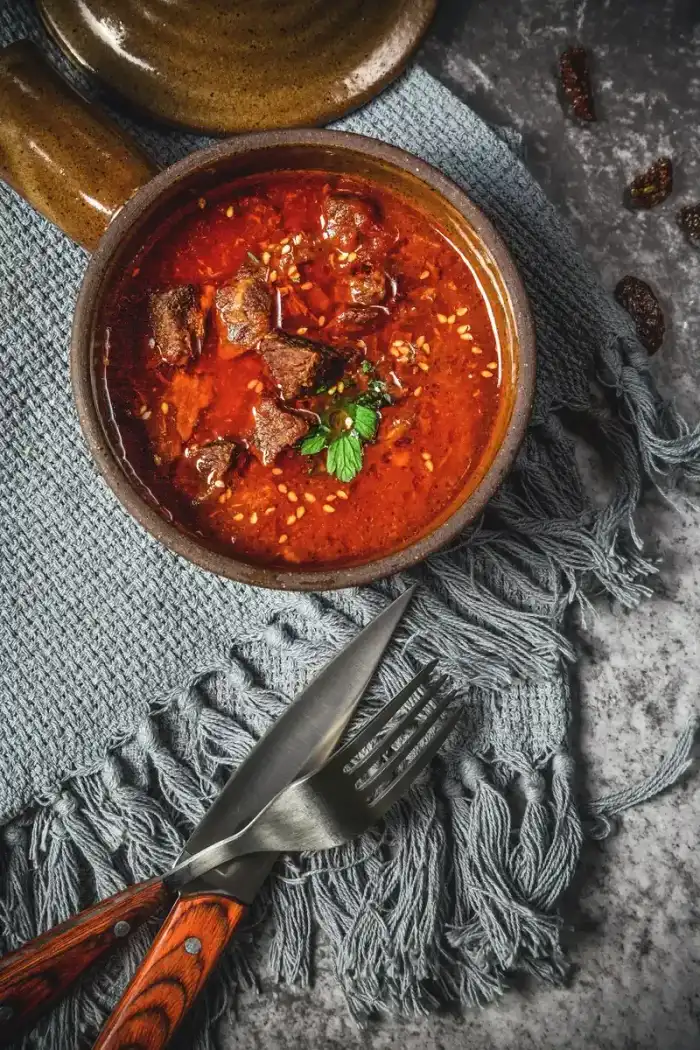 Carne cozida em molho vermelho na tigela