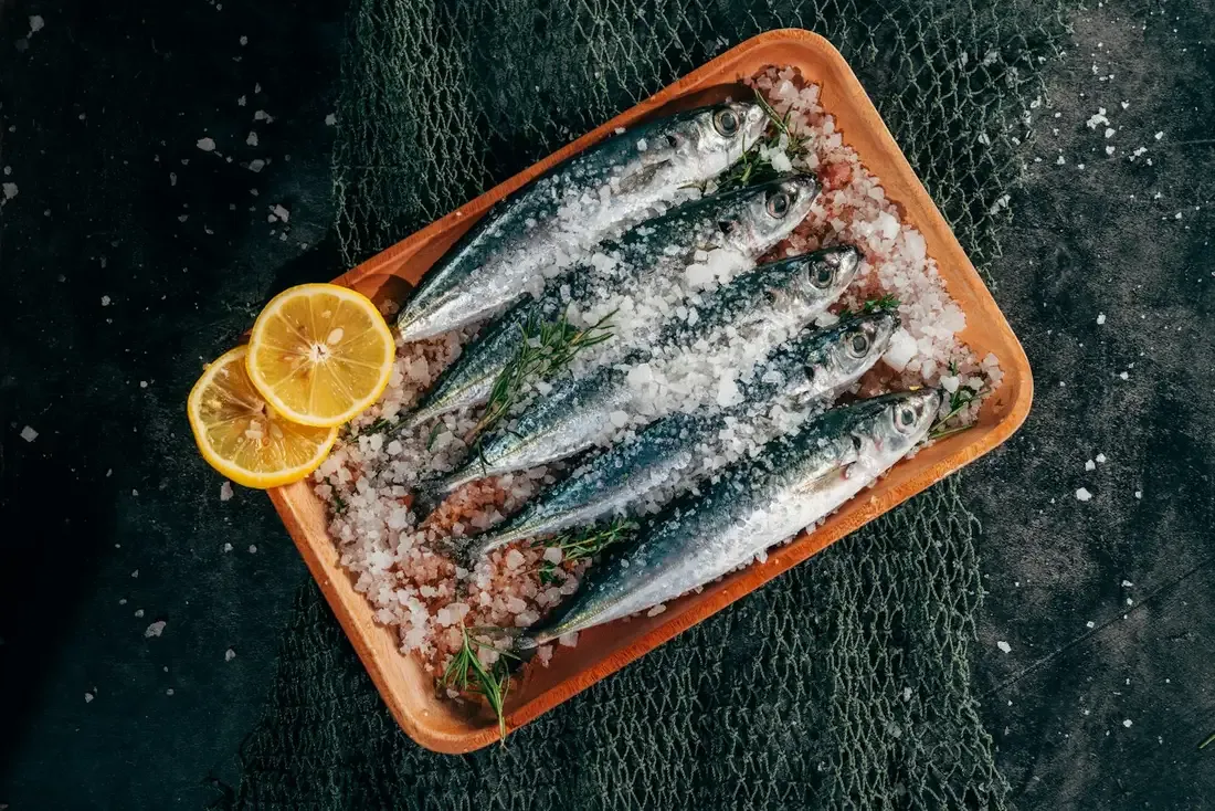 Sardinhas frescas com sal grosso e limão