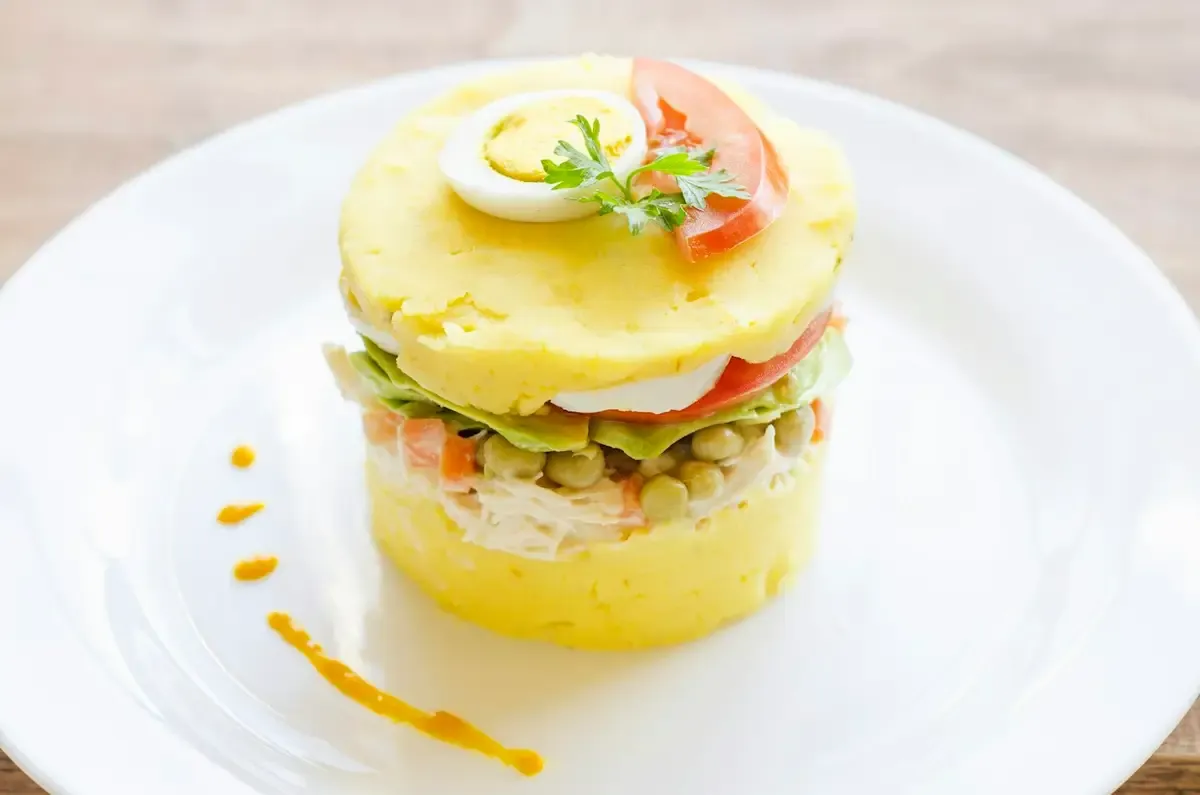 Causa de batata montada em camadas