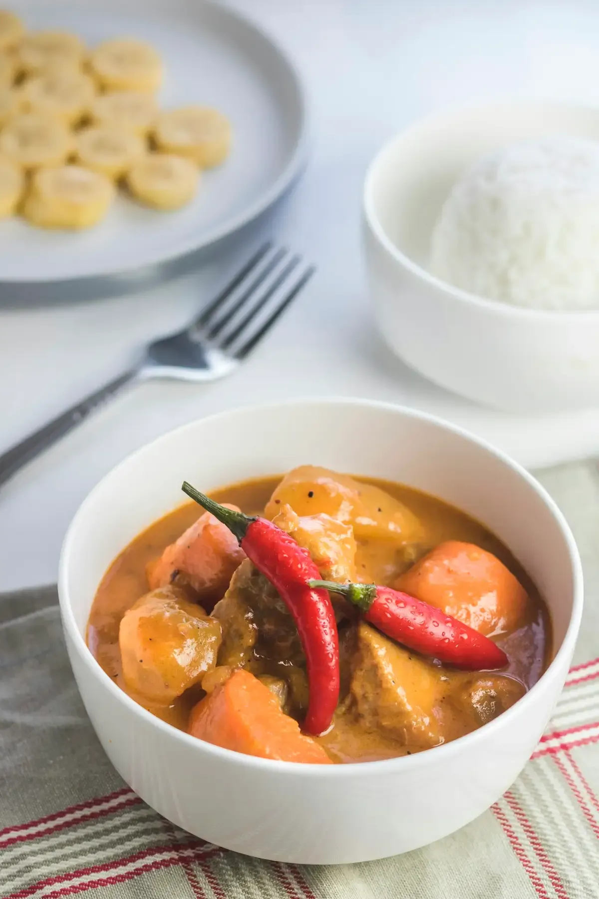 Ensopado com legumes e pimenta em tigela