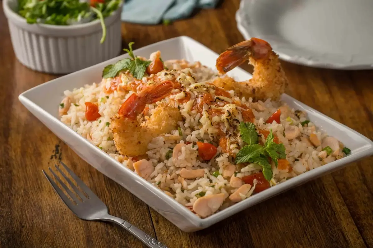 Arroz com camarão em travessa