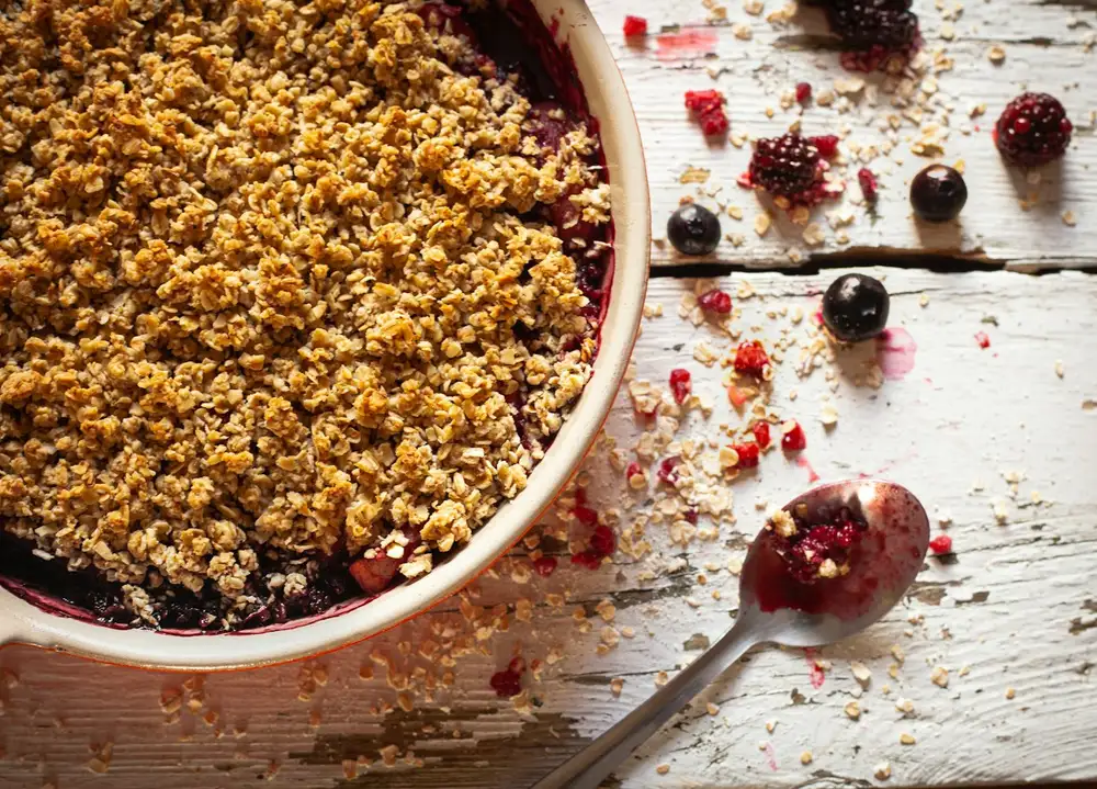 Imagem ilustrativa: crumble de ameixa fresca com nozes vegano