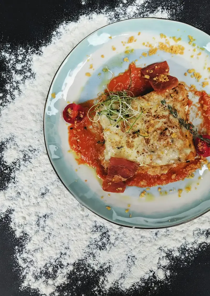 Filé de frango empanado com molho de tomate e queijo