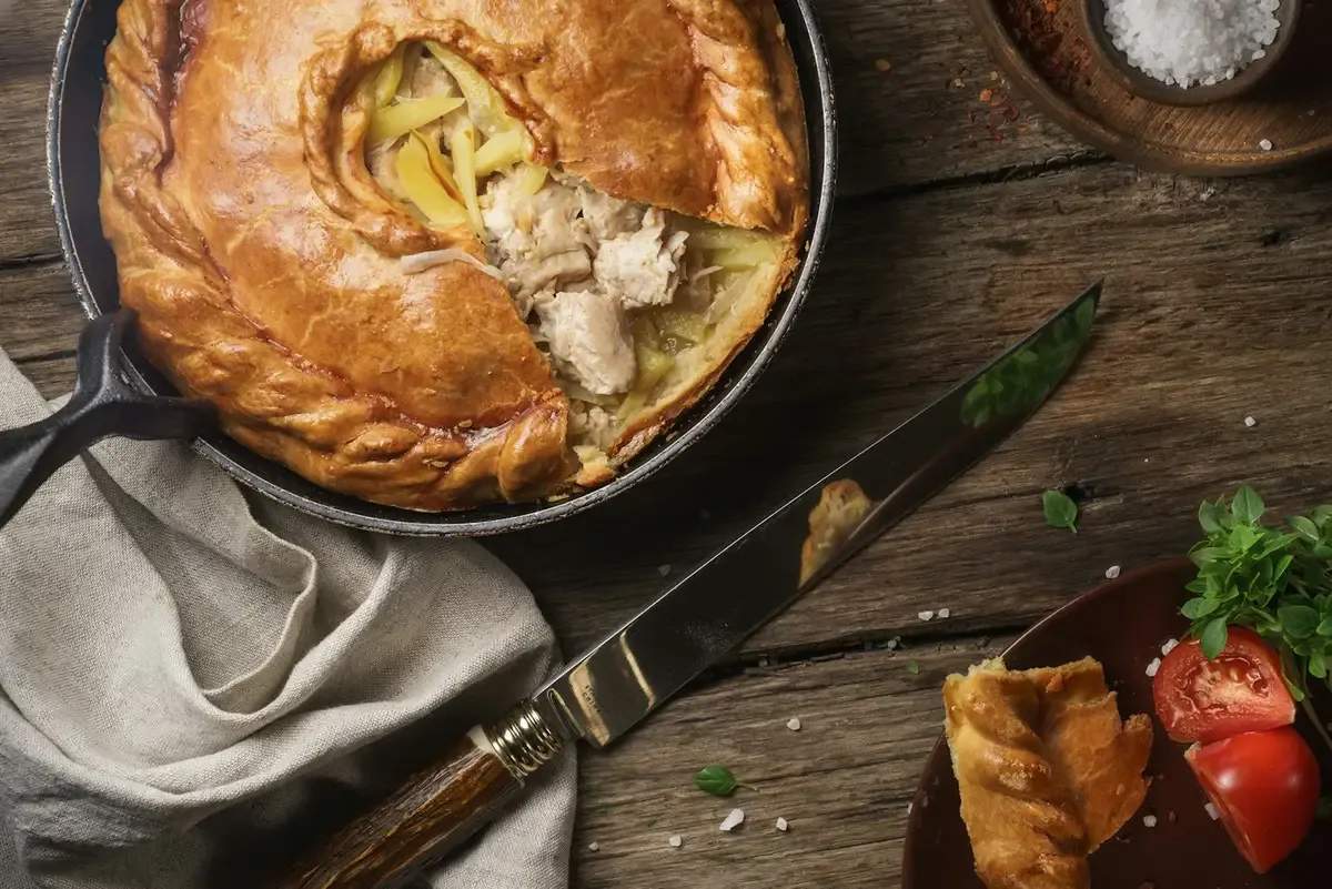 Empadão com recheio de frango na frigideira