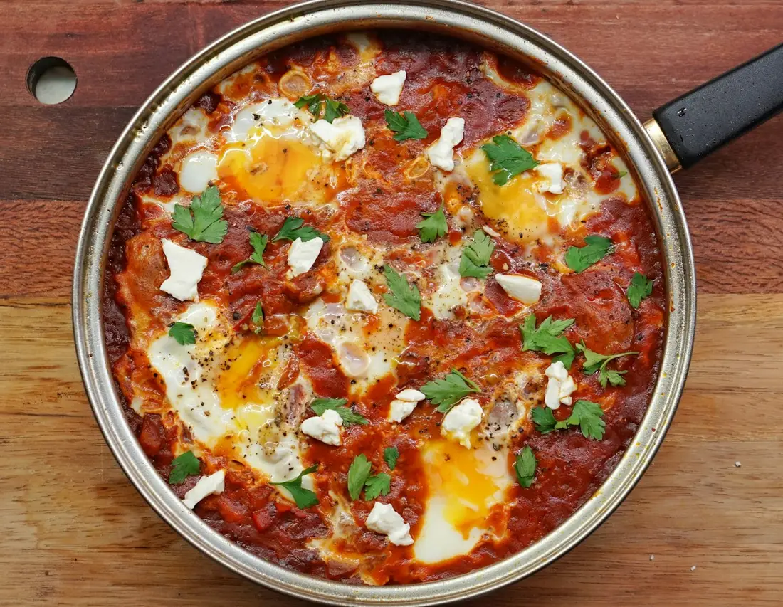 Imagem ilustrativa: menemen, ovos mexidos turcos com tomate