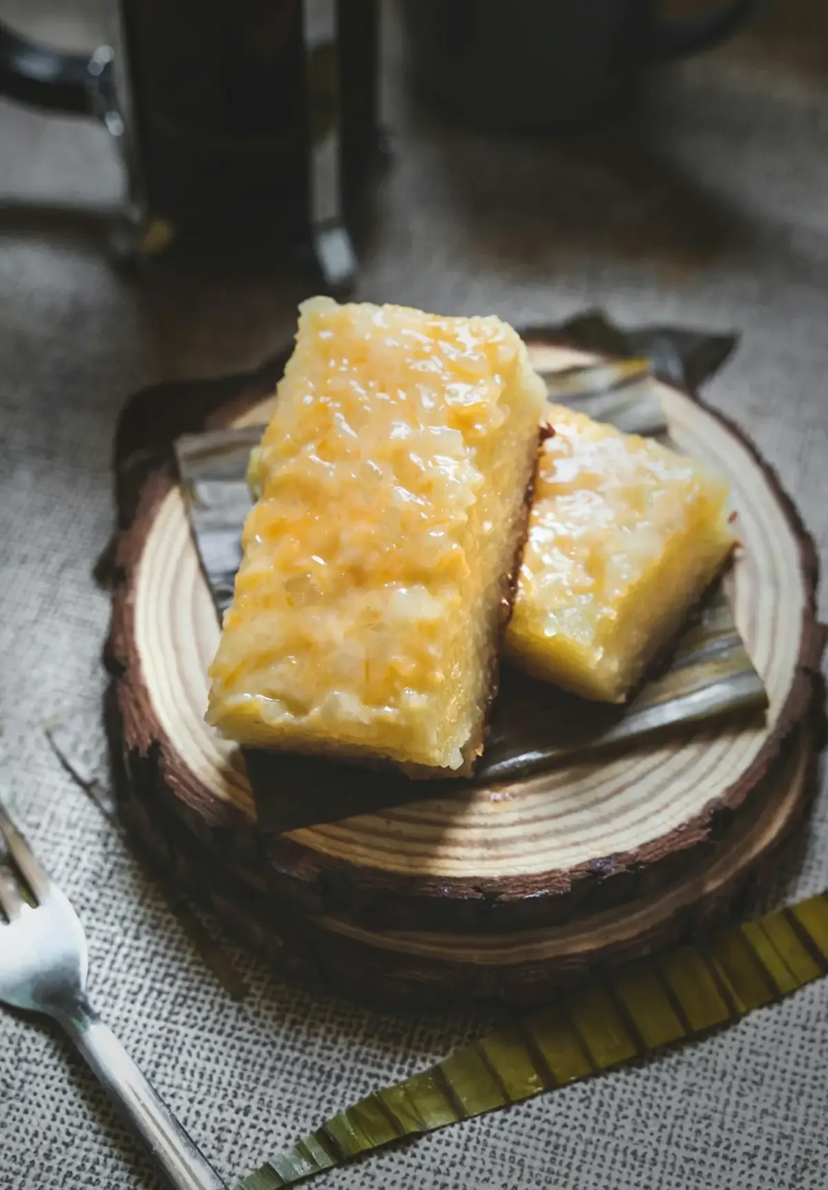 Quadrados de bolo úmido amarelo