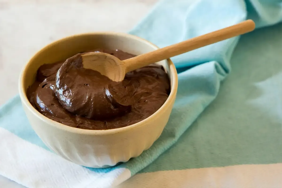 Mousse de cacau em tigela