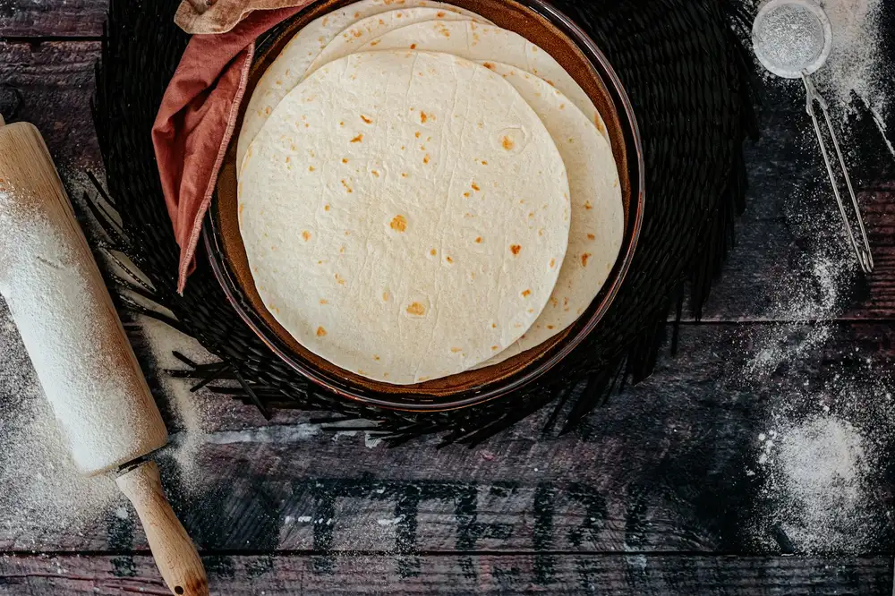 Imagem ilustrativa: wrap de frango com tortilha caseira