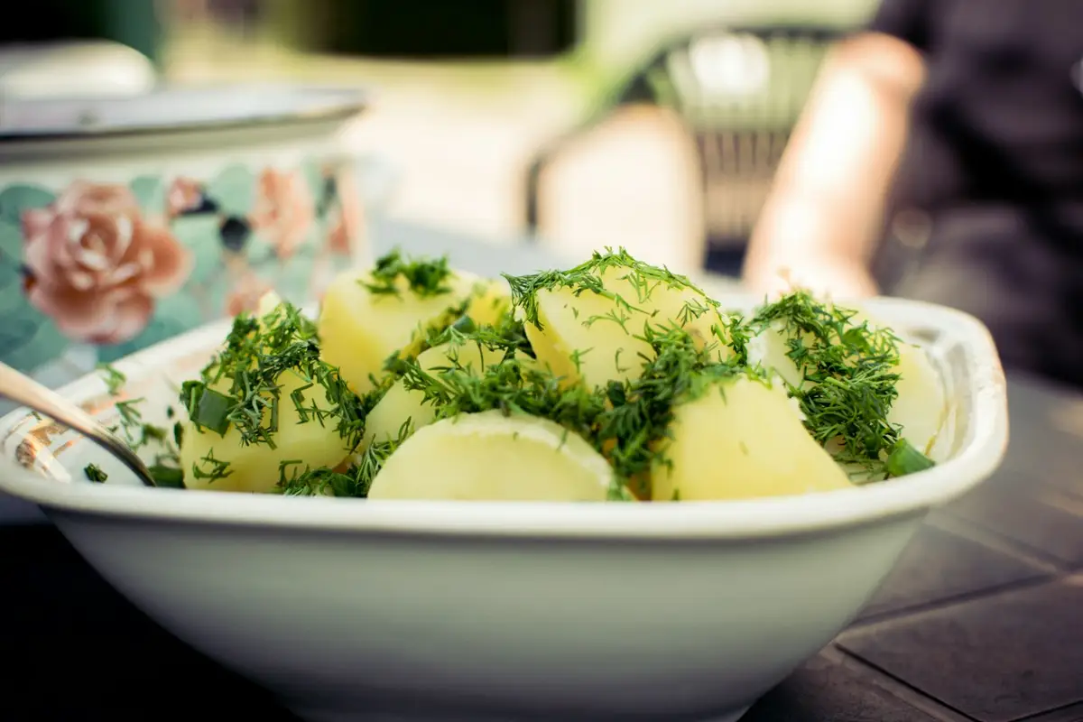 Imagem ilustrativa: maionese de batata leve com iogurte