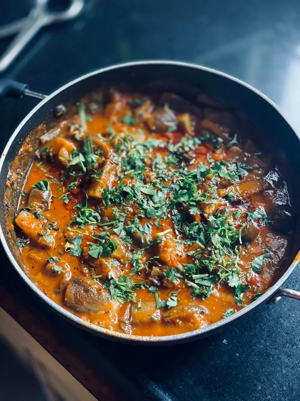 Imagem ilustrativa: curry de legumes com leite de coco
