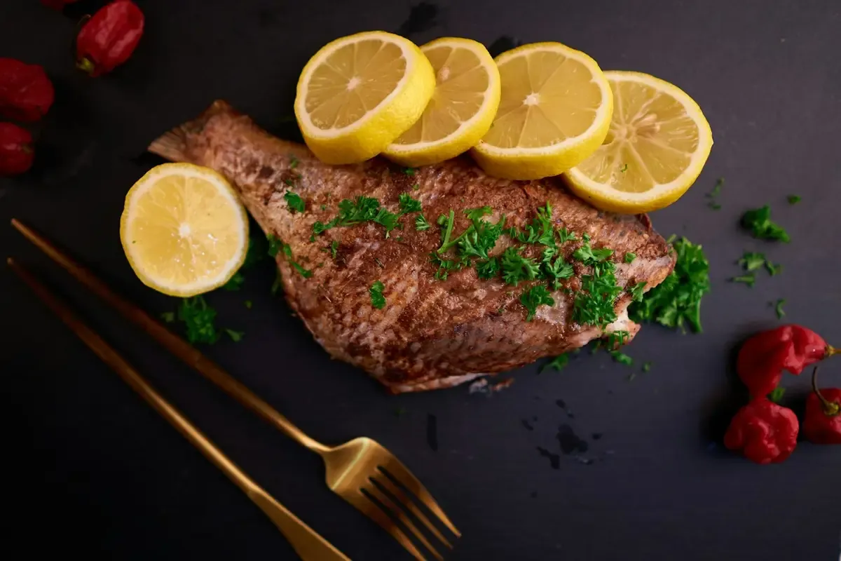 Filé de peixe com rodelas de limão