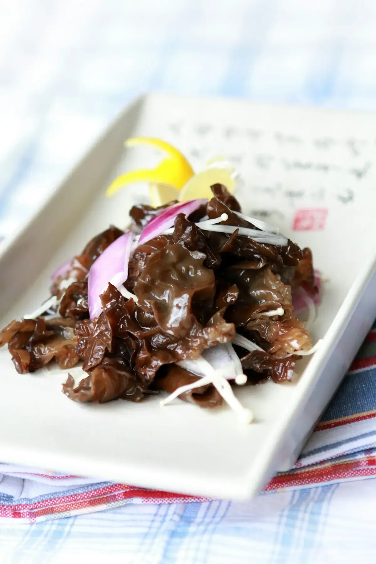 Carne acebolada em prato