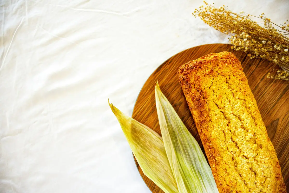 Imagem ilustrativa: bolo de fubá com banana sem açúcar
