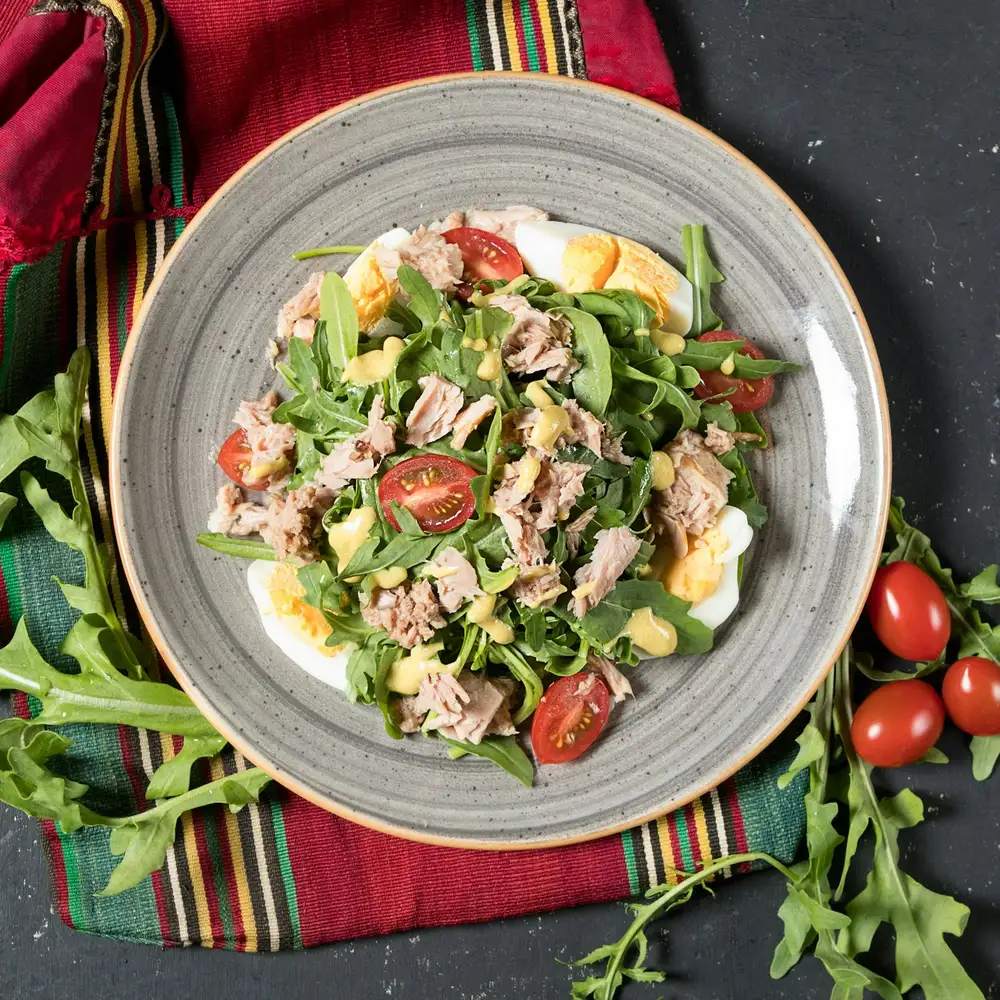 Imagem ilustrativa: salada de grão-de-bico com atum