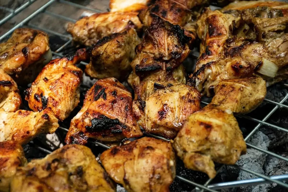 Pedaços de frango assados e dourados