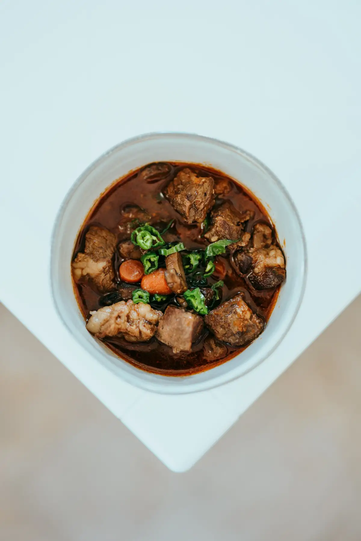Imagem ilustrativa: picadinho de carne com legumes para marmita
