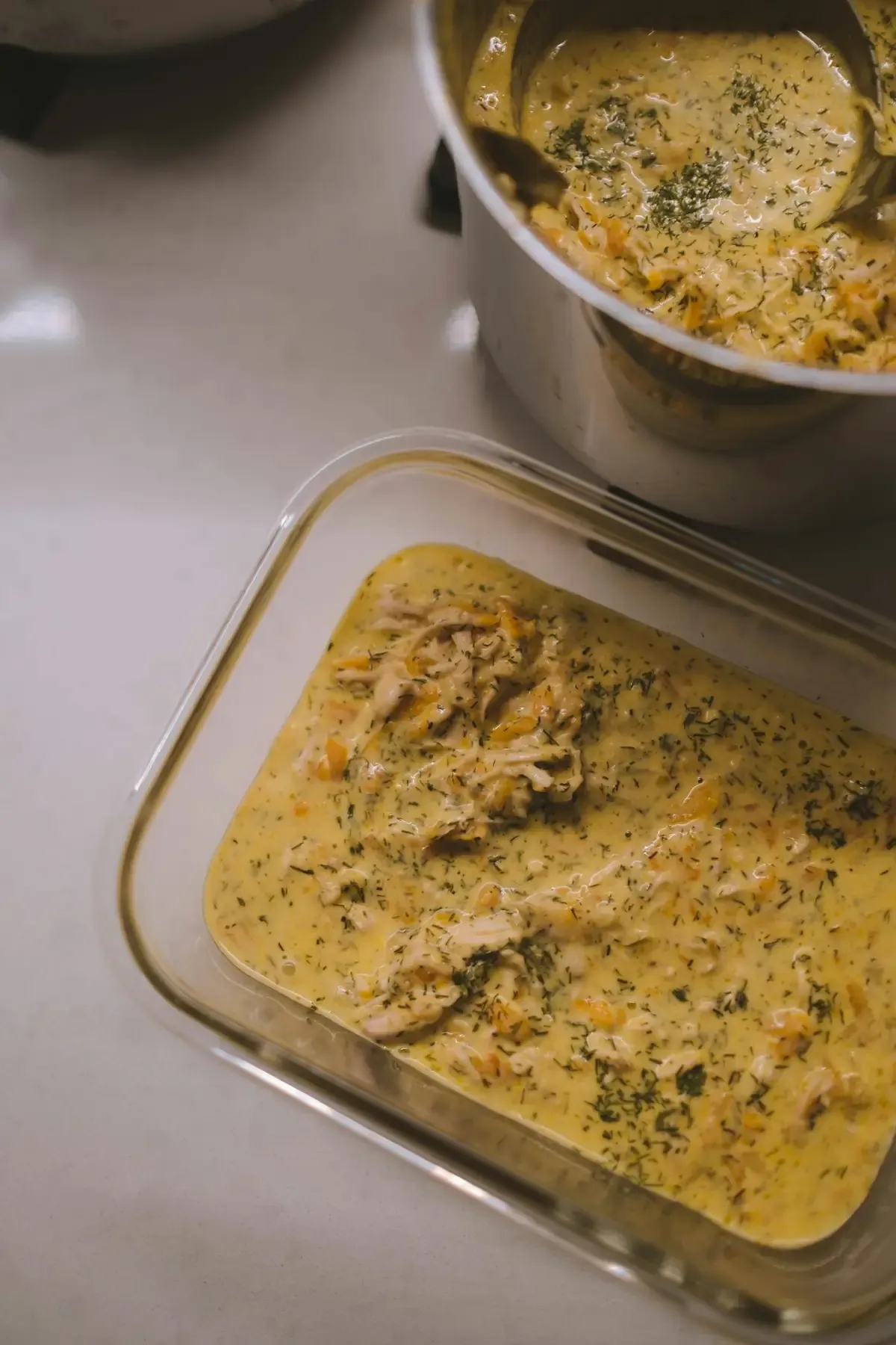 Frango desfiado em molho cremoso na travessa