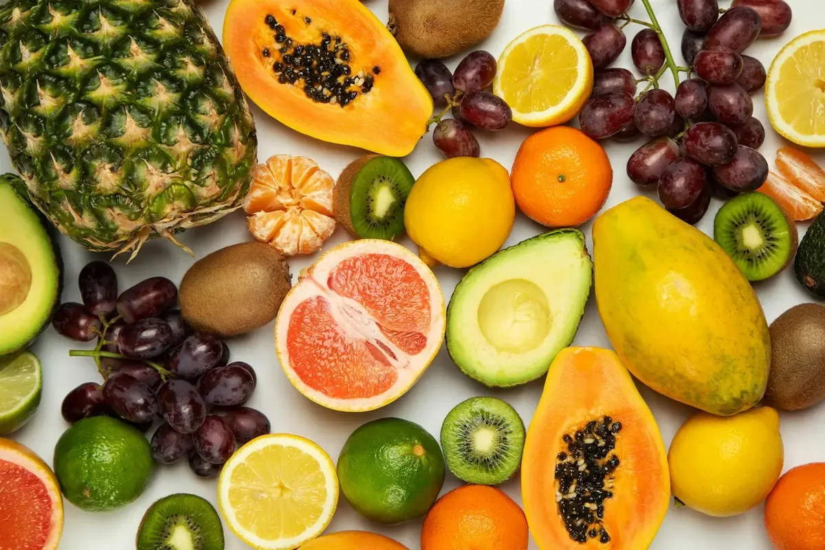 Frutas variadas cortadas: mamão, abacaxi, uva, laranja, kiwi e abacate