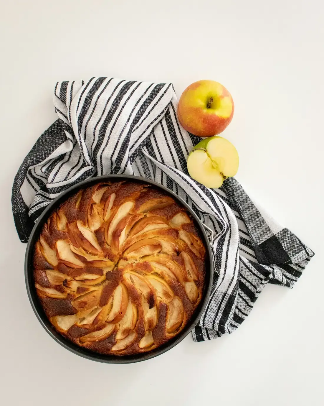 Bolo de maçã fatiada na forma