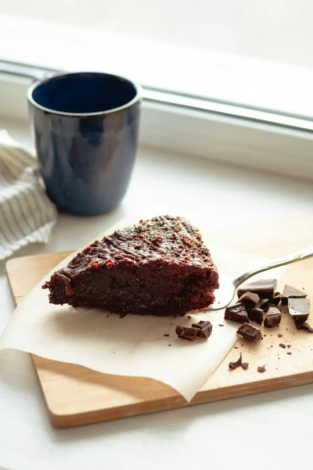 Fatia de bolo de chocolate sem cobertura