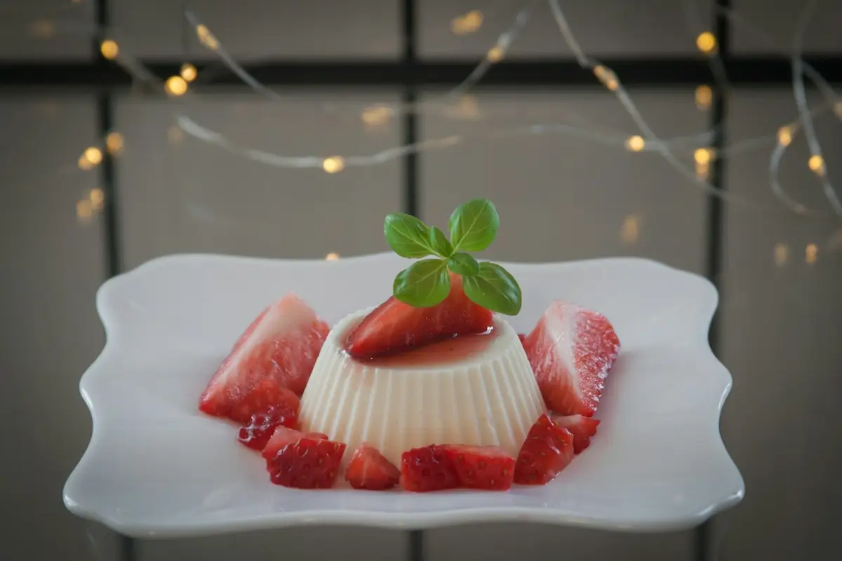 Imagem ilustrativa: panna cotta de iogurte com calda de manga e maracujá