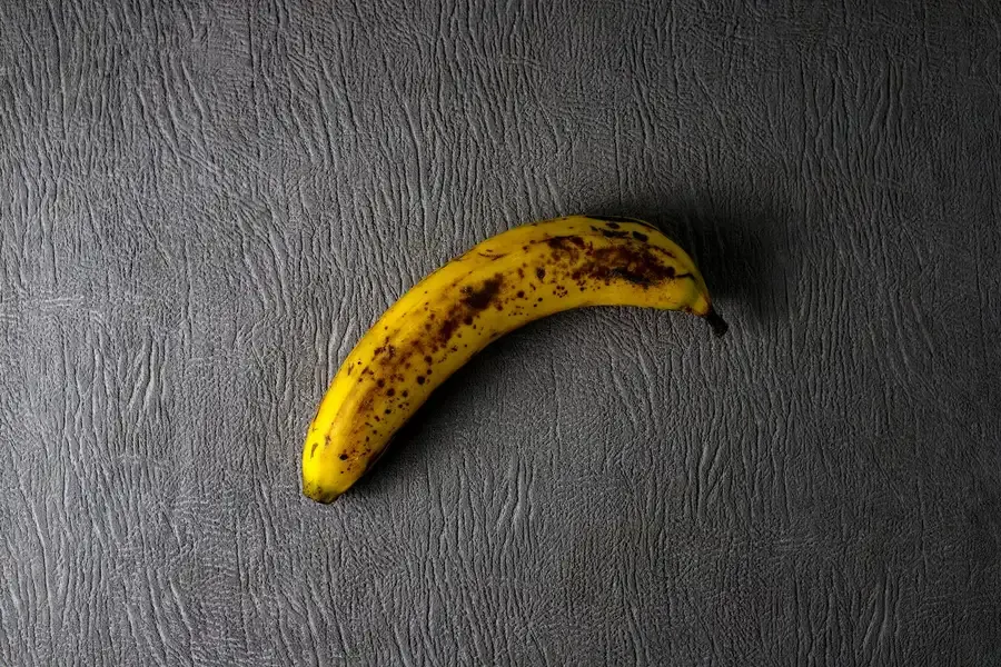 Banana madura inteira