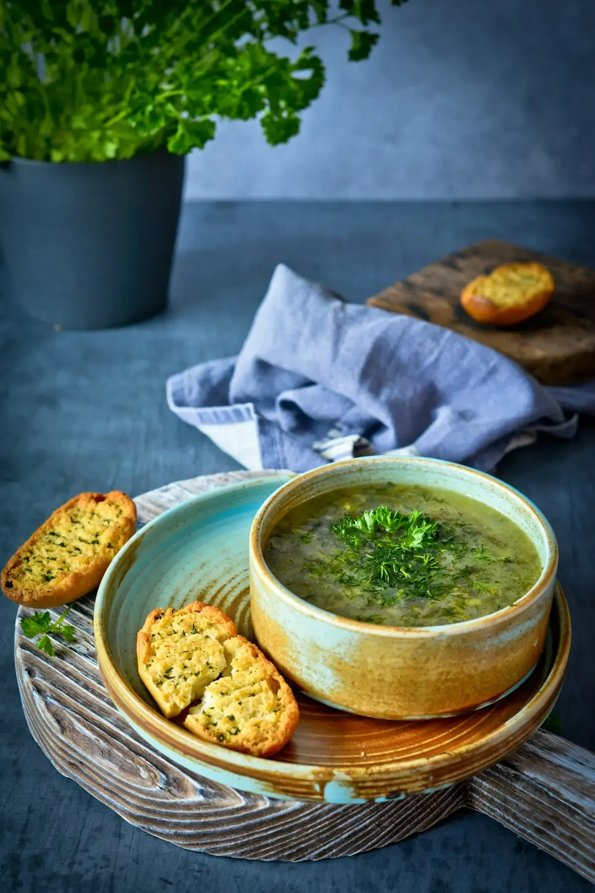 Sopa verde em tigela