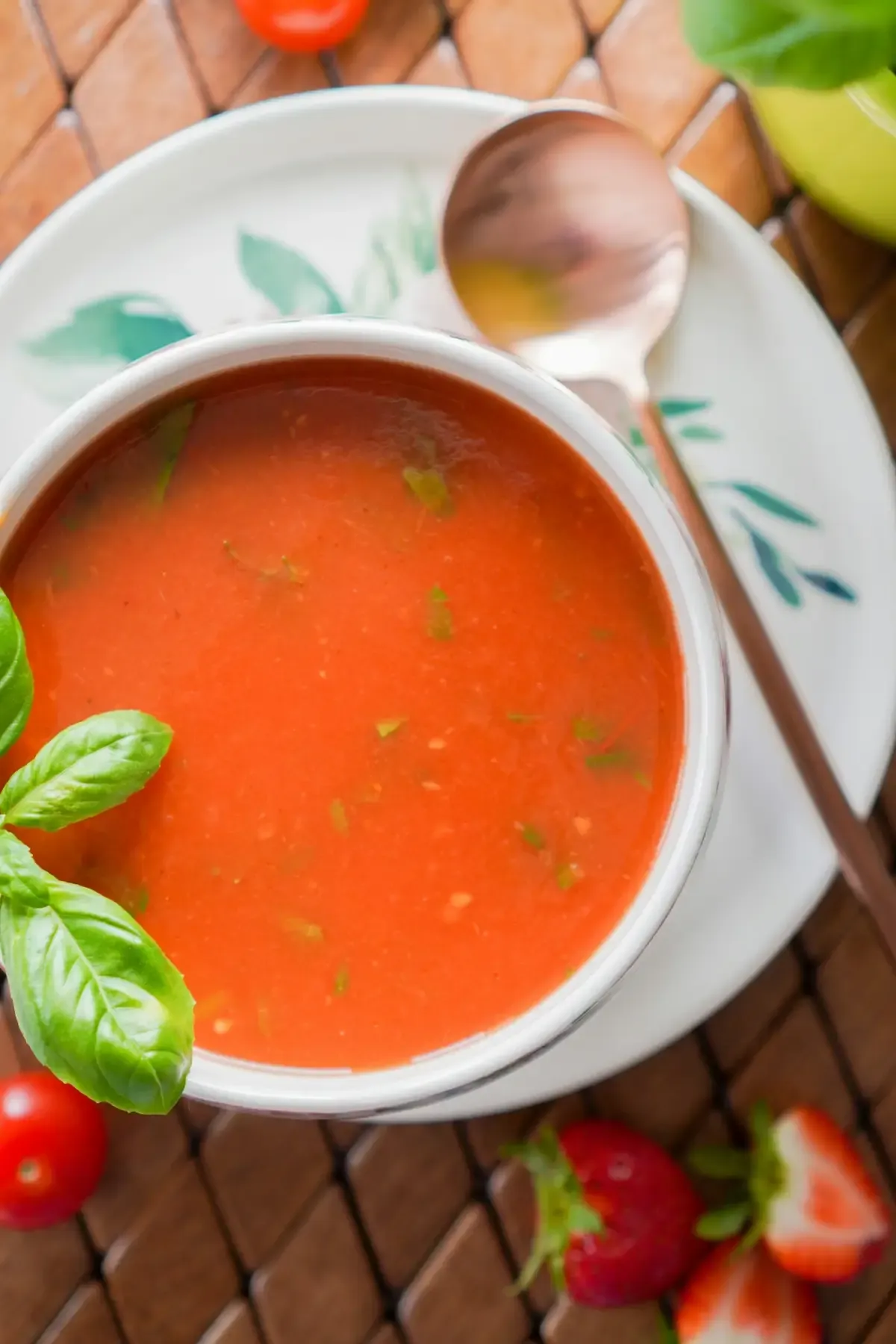 Gazpacho em tigela com manjericão