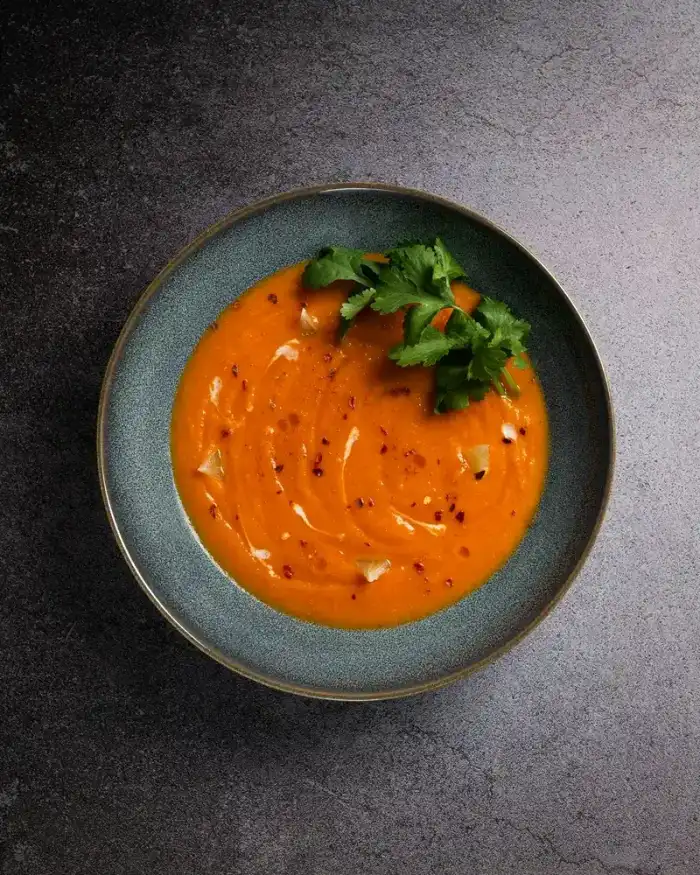 Imagem ilustrativa: sopa de tomate caseira com manjericão