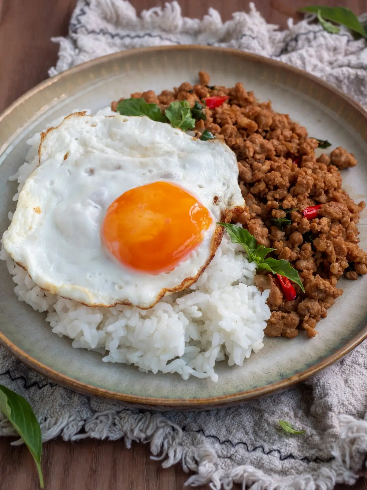 Imagem ilustrativa: pad kra pao, frango com manjericão