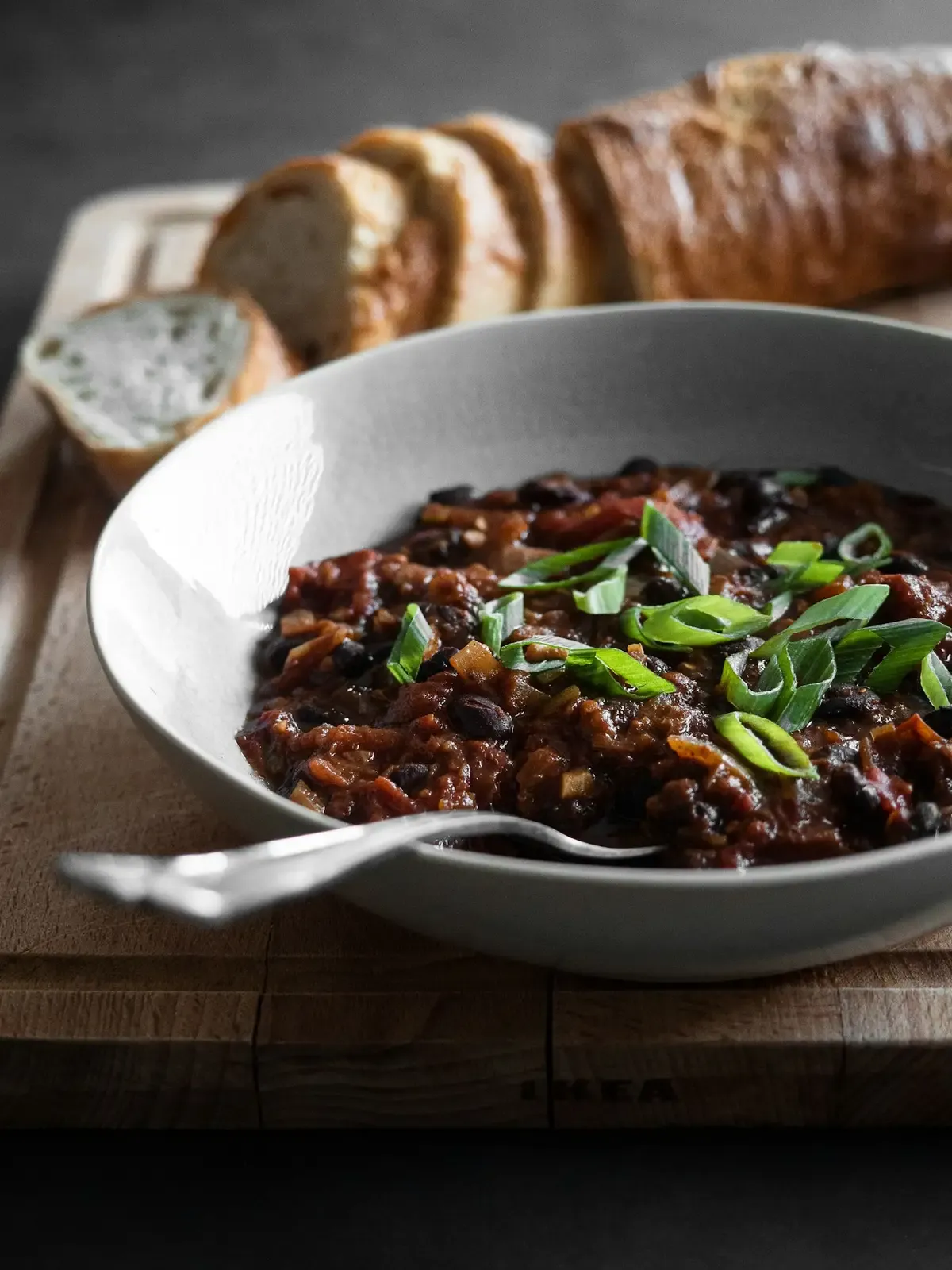 Feijoada com cebolinha em prato fundo