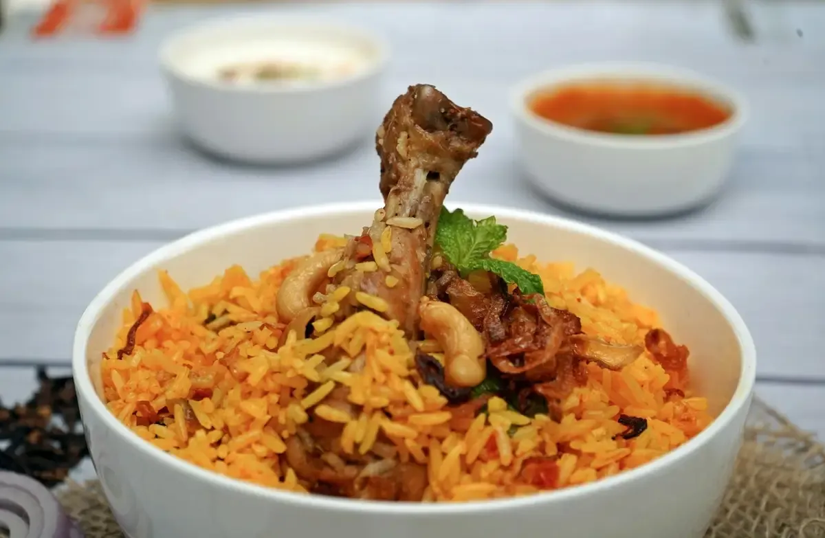 Arroz amarelo com coxa de frango