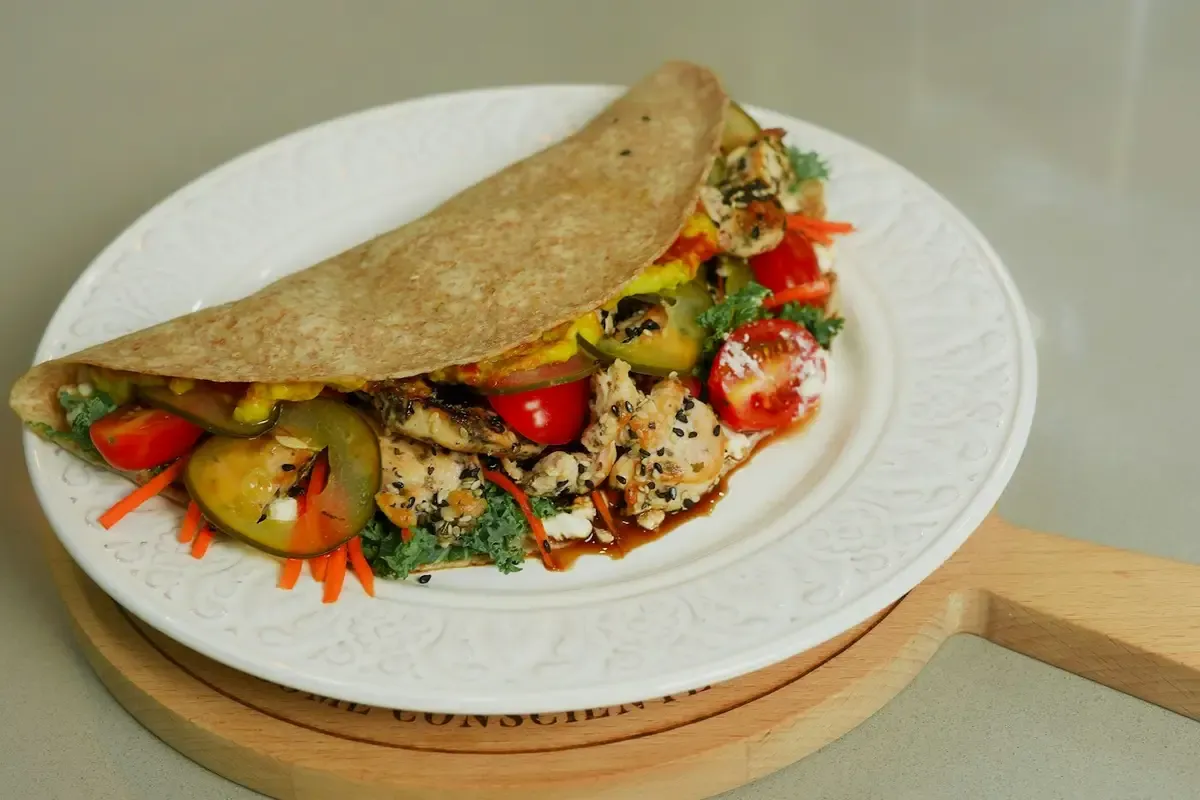 Omelete recheada com frango e legumes