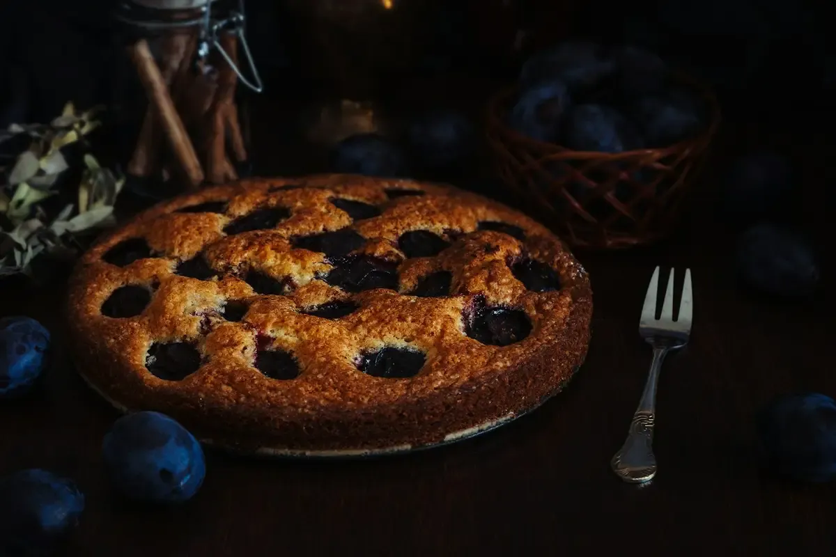 Torta de frutas escuras assada