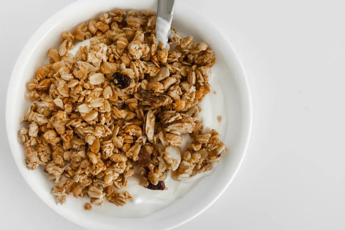 Tigela de granola com iogurte e colher