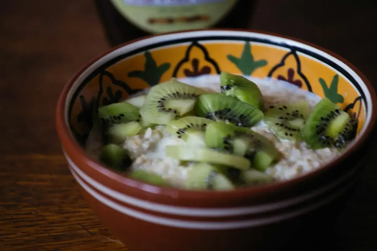 Kiwi fatiado sobre creme em tigela