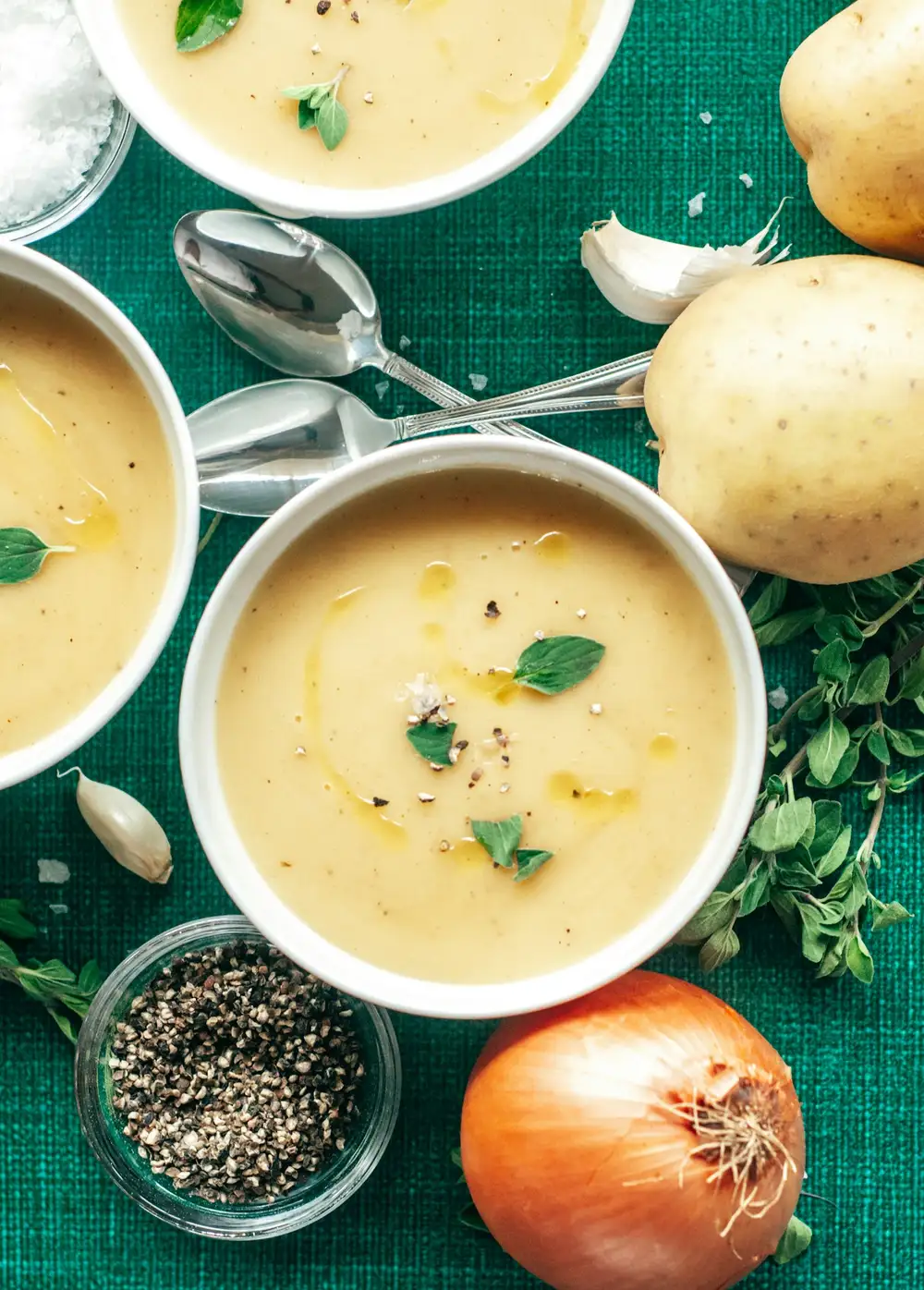 Imagem ilustrativa: sopa de batata com alho-poró