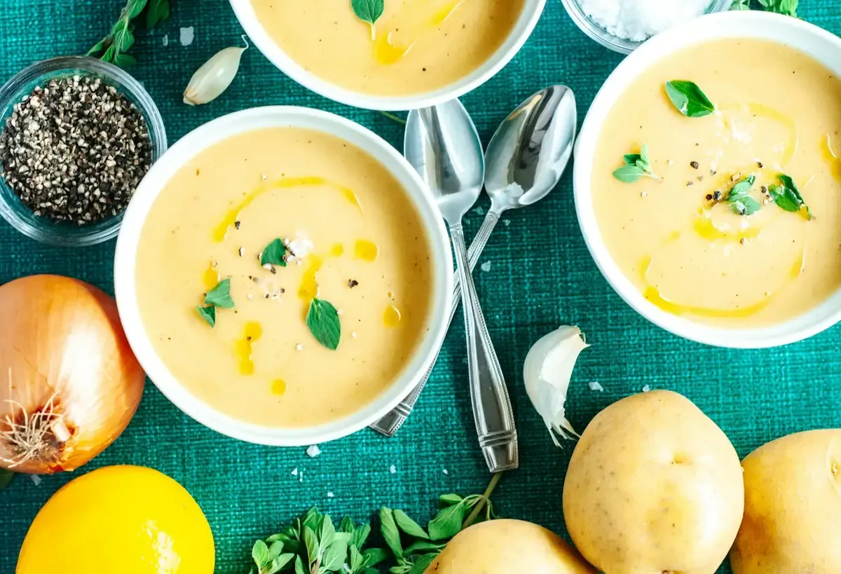 Creme amarelo em tigelas