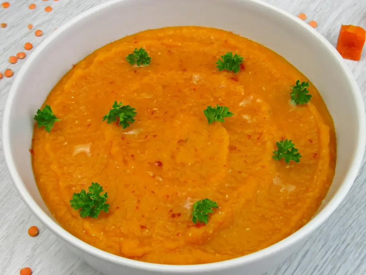 Sopa de lentilha vermelha com salsinha