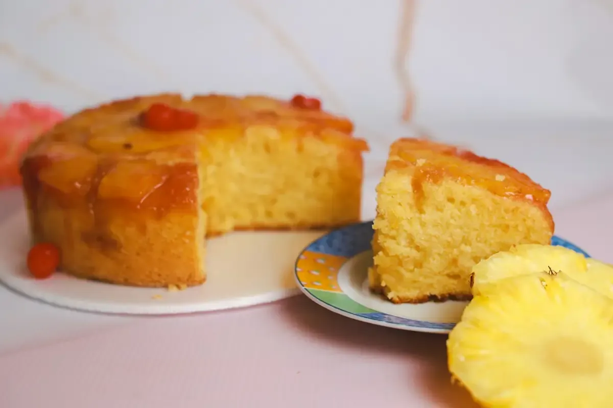 Bolo de abacaxi fatiado