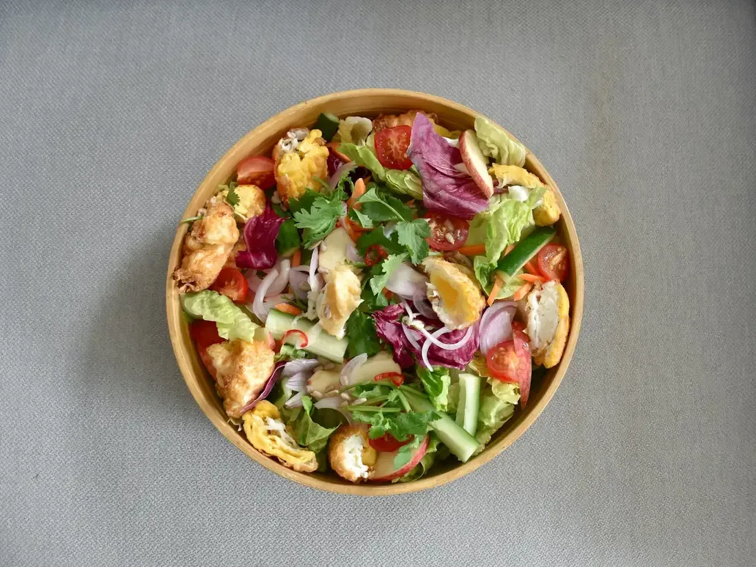 Salada fatuche com pão sírio torrado