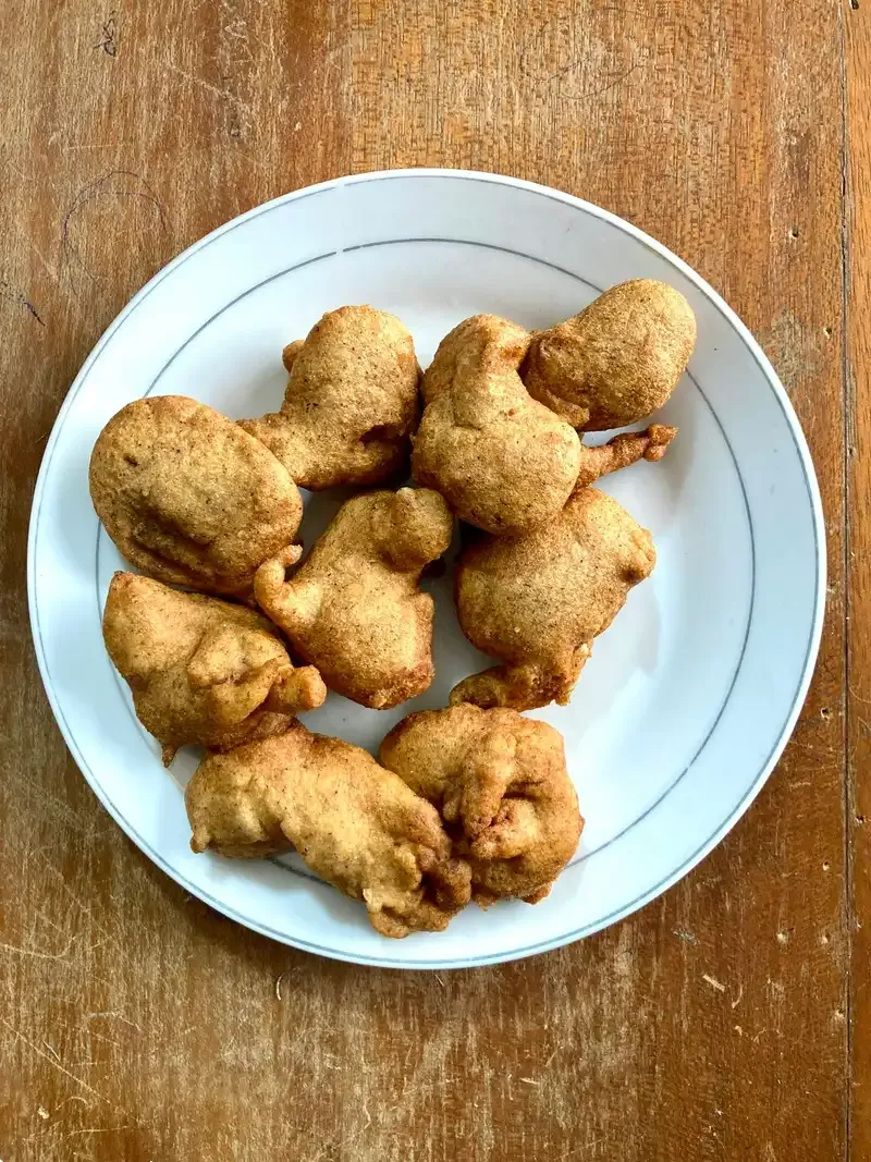 Bolinhos dourados servidos em prato
