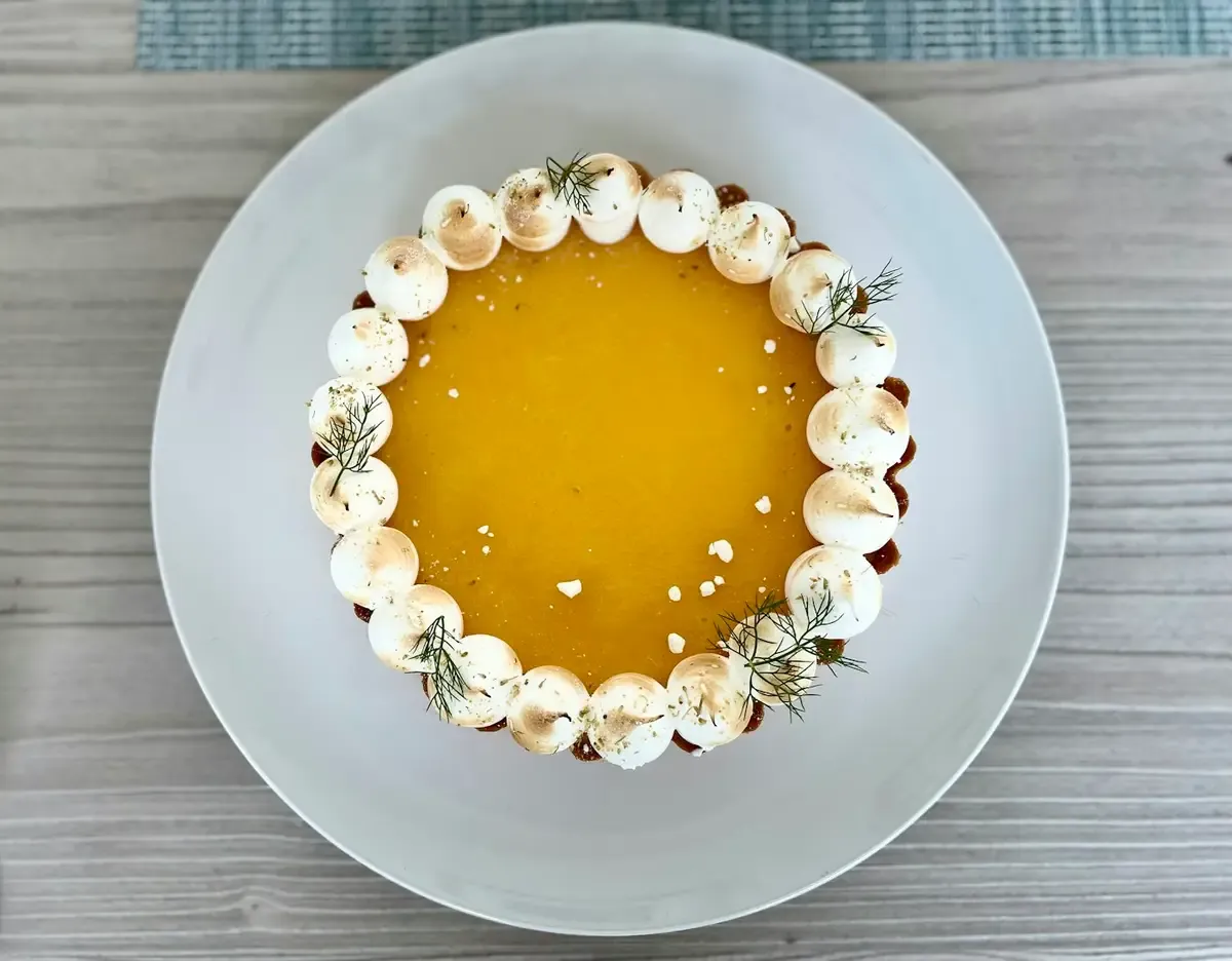 Torta de manga com bordas de creme
